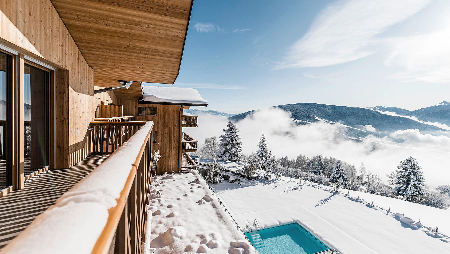 Balcone e piscina sotto la neve