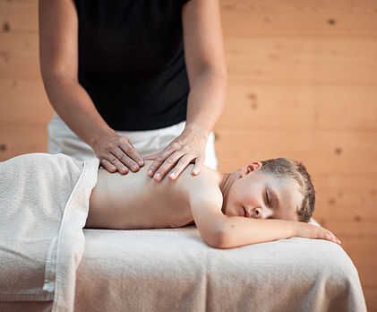 Un bambino viene massaggiato